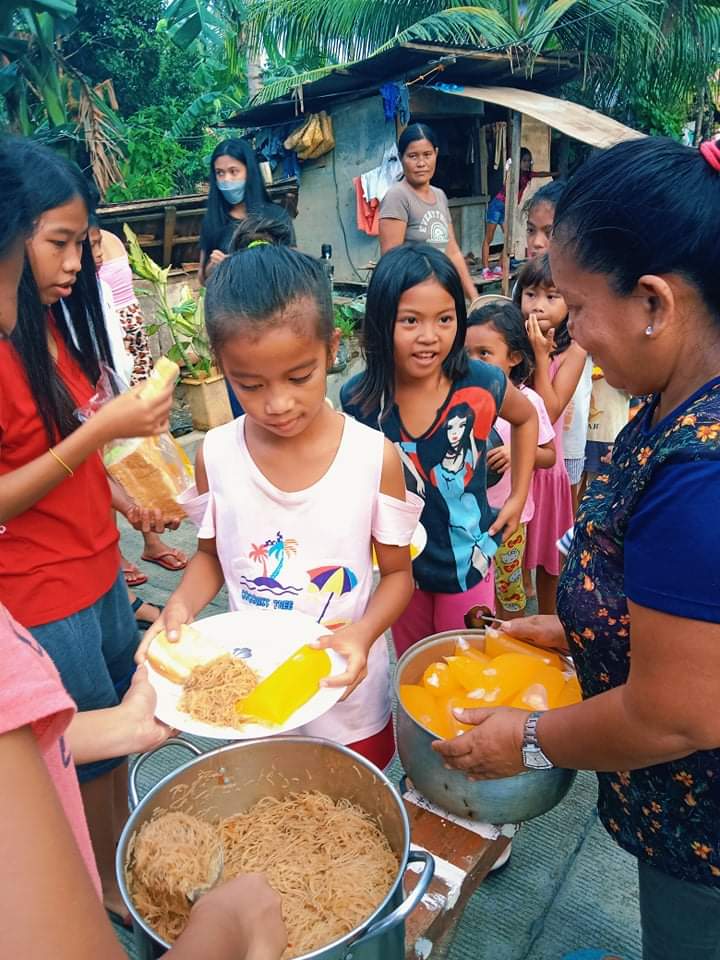 Childreen feeding